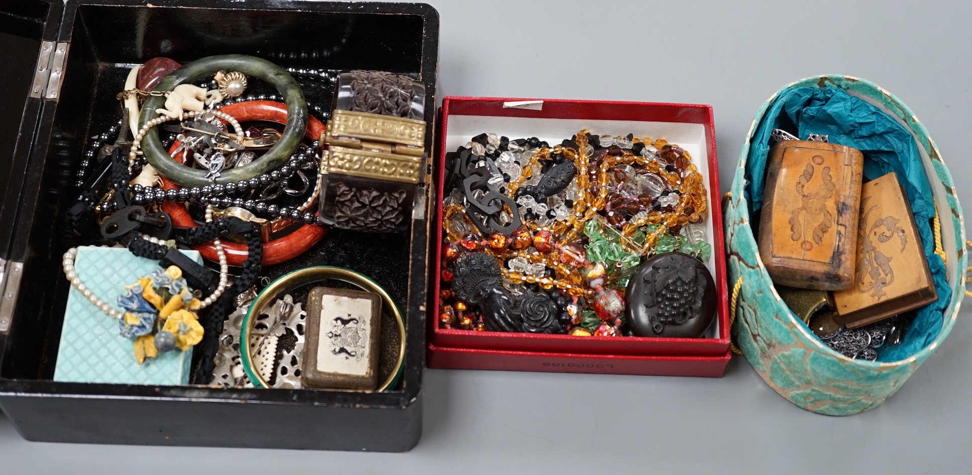 A quantity of assorted mainly costume jewellery.